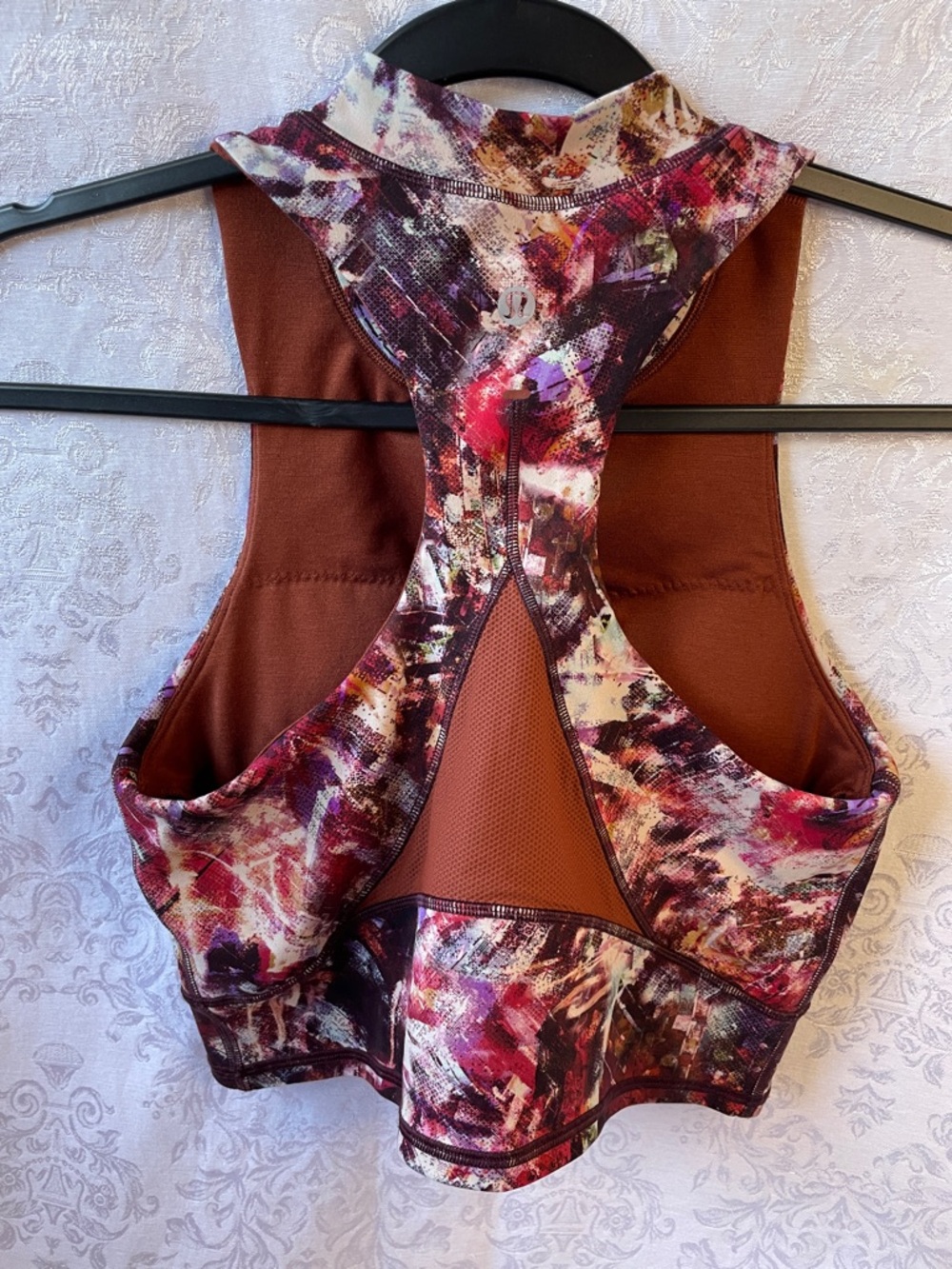 NWOT LuLuLemon Sleeveless High-Neck Abstract Print Crop Top.  Size 4. - Picture 2 of 4